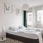 Spacious 2br Retreat With Private Sauna 公寓 *